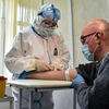 Nhân viên y tế lấy mẫu xét nghiệm COVID-19 cho bệnh nhân tại một cơ sở y tế ở Moskva, Nga ngày 15/5/2020. (Nguồn: AFP/TTXVN)