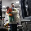 Nhân viên y tế chuyển bệnh nhi có triệu chứng sốt từ xe cứu thương vào một bệnh viện ở bang Connecticut, Mỹ ngày 4/4/2020 trong bối cảnh dịch COVID-19 lây lan mạnh. (Nguồn: Getty Images/TTXVN)