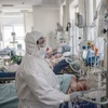 Nhân viên y tế chăm sóc bệnh nhân nhiễm COVID-19 tại bệnh viện ở Moskva, Nga, ngày 4/5/2020. (Nguồn: THX/TTXVN)