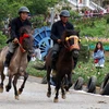 Các nài ngựa thi đấu trong ngày khai mạc giải đua ngựa Fansipan với chủ đề "Vó ngựa trên mây" tháng 6/2019. (Ảnh: Quốc Khánh/TTXVN)