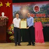 Trao giấy chứng nhận đăng ký nhãn hiệu tập thể "Vải trứng Hưng Yên" cho Giám đốc Sở Khoa học và Công nghệ tỉnh Hưng Yên, Trần Tùng Chuẩn. (Ảnh: Đinh Tuấn/TTXVN) 