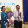 Lãnh đạo tỉnh Hà Nam tặng hoa bà Đinh Thị Lụa sau khi được bầu làm Phó Chủ tịch Ủy ban Nhân dân tỉnh.