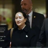Bà Mạnh Vãn Châu (giữa) - Giám đốc Tài chính (CFO) của Huawei rời Tòa án Tối cao tỉnh British Columbia, ngày 23/1/2020. (Nguồn: AFP/TTXVN)