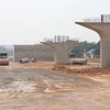 Công trình cầu vượt đường Việt Bắc trên đường Bắc Sơn kép dài (Thái Nguyên), thực hiện theo hình thức đối tác công tư (PPP), đang gấp rút được triển khai. Ảnh minh họa. (Ảnh: Hoàng Nguyên/TTXVN)