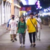 Các bạn trẻ thích thú với không khí trên phố đi bộ hồ Hoàn Kiếm ngày hoạt động trở lại sau thời gian tạm dừng hoạt động vì COVID-19. (Ảnh: Thành Đạt/TTXVN)