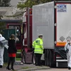 Cảnh sát Anh điều tra tại hiện trường xe tải chở 39 thi thể người Việt Nam được phát hiện tại Grays, hạt Essex, Đông Bắc London, ngày 23/10/2019. (Nguồn: AFP/TTXVN)