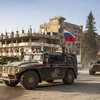 Xe quân sự Nga tham gia chiến dịch tuần tra chung tại khu vực biên giới giữa Syria với Thổ Nhĩ Kỳ, gần sân bay Qamishli, miền Bắc Syria ngày 9/4/2020. (Nguồn: AFP/TTXVN)