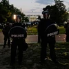 Cảnh sát chống bạo động đứng gác trước Nhà Trắng ngày thứ Bảy 30/5. (Nguồn: AP)