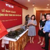 Ông Lê Quốc Minh, Phó Tổng Giám đốc, Chủ tịch Liên Chi hội Nhà báo TTXVN cùng các đại biểu tham quan các hiện vật quý về Báo chí Việt Nam. (Ảnh: Thành Đạt/TTXVN)