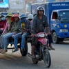 Xe chở người lao động trên một đường phố ở Phnom Penh, Campuchia, ngày 14/5/2020. (Nguồn: AFP/TTXVN)