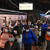Người đi làm vé tháng lưu thông tại nhà ga tàu điện ngầm phía Bắc trong giờ cao điểm ở New York, Mỹ, sau gần ba tháng thành phố bị phong tỏa do dịch COVID-19, ngày 8/6/2020. (Nguồn: AFP/TTXVN)