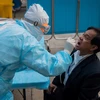 Nhân viên y tế lấy mẫu xét nghiệm COVID-19 cho người dân tại Bắc Kinh, Trung Quốc ngày 28/5/2020. (Nguồn: AFP/TTXVN)