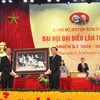 Bí thư Trung ương Đảng, Chánh Văn phòng Trung ương Đảng, Nguyễn Văn Nên tặng ảnh cho huyện ủy Kim Động. (Ảnh: Đinh Tuấn/TTXVN)