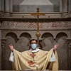 Một linh mục làm lễ trong nhà thờ ở Pháp. (Nguồn: AFP)
