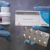 Nhân viên y tế giới thiệu thuốc dexamethasone tại nhà thuốc ở Manchester, Anh ngày 17/6/2020. (Nguồn: THX/TTXVN)