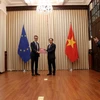 Thứ trưởng Thường trực Bộ Ngoại giao Bùi Thanh Sơn trao Công hàm thông báo phê chuẩn Hiệp định EVFTA và EVIPA cho Đại sứ, Trưởng Phái đoàn Liên minh châu Âu tại Việt Nam Pier Giorgio Aliberti. (Ảnh: Hoàng Việt/TTXVN)
