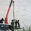 Hình ảnh nín thở xem công binh trục vớt quả bom nằm sát cầu Long Biên