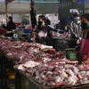 Chợ Phùng Khoang (quận Nam Từ Liêm) vẫn đầy đủ nguồn hàng thịt lợn. (Ảnh: Vũ Sinh/TTXVN)