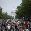 Người dân tham gia biểu tình phản đối phân biệt chủng tộc tại Washington D.C., Mỹ, ngày 6/6/2020. (Nguồn: THX/TTXVN)