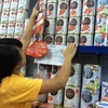 Nhiều mặt hàng sữa đã giảm giá trước ngày chính thức áp trần bán lẻ (Ảnh: PV/Vietnam+)
