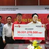 Ông Đ, người chơi ở Thành phố Hồ Chí Minh đã được trao giải Jackpot trị giá 30 tỷ đồng. (Ảnh: Vietlott)