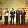 Bà Viengthong Siphandone, Chủ tịch Kiểm toán Nhà nước Lào trao huân chương cho các tập thể, cá nhân Kiểm toán Nhà nước Việt Nam. (Ảnh: Kiểm toán Nhà nước)