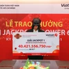 Vị khách hàng may mắn trúng giải Jackpot trị giá hơn 40 tỷ đồng. (Ảnh: Vietlott)
