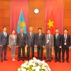 Phó Tổng Kiểm toán Nhà nước Nguyễn Tuấn Anh (thứ 5 bên phải sang) trong buổi làm việc với Kiểm toán Kazakhstan. (Ảnh: BTC)