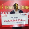 Anh P.D.H là 1 trong 3 khách hàng may mắn cùng trúng giải Jackpot với tổng trị giá hơn 75 tỷ đồng. (Ảnh CTV/Vietnam+)