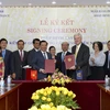 Bộ trưởng Bộ Tài chính Đinh Tiến Dũng và ông Eric Sidgwick, Giám đốc Quốc gia Ngân hàng Phát triển châu Á tại Việt Nam trong lễ ký kết ngày 5/3. (Ảnh: CTV/Vietnam+)