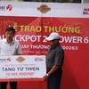 Anh N.X.Đ (đội mũ) trao quà cho Trung tâm nuôi dưỡng bảo trợ xã hội Hải Phòng. (Ảnh: CTV/Vietnam+)