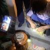 Ngành hải quan đã phát hiện 40.000 viên ma túy tổng hợp giấu trong 2 bình gỗ. (Ảnh: CTV/Vietnam+)