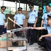 Lực lượng chức năng đã phát hiện tại 3 kiốt chợ Hữu Nghị, Lạng Sơn có cất giấu một số tang vật vi phạm hành chính. (Ảnh: CTV/Vietnam+)