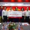 Vietlott vừa tổ chức lễ trao giải Jackpot trị giá hơn 29 tỷ đồng cho anh T.D.O đến từ Nghệ An. (Ảnh: CTV/Vietnam+)