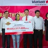 Chị B.T.H.N đại diện gia đình nhận giải Jackpot 1 trị giá gần 100 tỷ đồng. (Ảnh: CTV/Vietnam+)