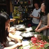 Sinh viên Việt Nam tại Sydney đang gói bánh chưng đón tết. (Nguồn: Đỗ Vân-TTXVN)