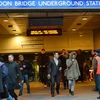 Người dân London tại ga tầu điện ngầm ở trung tâm thành phố. (Nguồn: AFP-TTXVN)