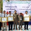 Lãnh đạo CPC ghi nhận những đóng góp của công ty Phước Hòa Kampong Thom. (Ảnh: Xuân Khu-TTXVN)
