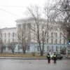 Cảnh sát gác trước trụ sở chính phủ khu vực Crimea tại Simferopol. (Nguồn: AFP-TTXVN)