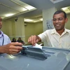Cựu Tổng thống Maldives Mohamed Nasheed (phải) bỏ phiếu tại điểm bầu cử ở Male ngày 22/3. (Nguồn:AFP/ TTXVN)