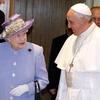 Nữ hoàng Elizabeth II gặp gỡ Giáo hoàng Francis I nhân dịp bà tới thăm Vatican. (Nguồn:POOL/AFP-Stefano Rellandini )