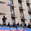 Người biểu tình cắm cờ Nga tại trụ sở cảnh sát Donetsk (Nguồn: Reuters)