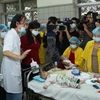 [Photo] Bộ trưởng Bộ Y tế kiểm tra công tác điều trị sởi