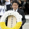Thủ tướng Nhật Bản Shinzo Abe đặt vòng hoa viếng các nạn nhân vụ ném bom tại lễ tưởng niệm. (Nguồn: Kyodo/ TTXVN)