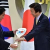 Ngoại trưởng Hàn Quốc Yun Byung Se (phải) và người đồng cấp Nhật Bản Fumio Kishida trong một cuộc hội đàm ngày 21/3/2015. (Nguồn: AFP/TTXVN)