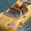 Chiếc Ferrari F50 loại đặc biệt này được làm từ gỗ thông và có thể nổi trên mặt nước. (Nguồn: Ripley's)