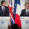Tổng thống Pháp Francois Hollande (phải) và Thủ tướng Anh David Cameron trong cuộc họp báo chung sau hội đàm ngày 28/5. (Nguồn: THX/TTXVN)