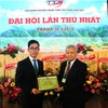 Hoàng Diệu Hưng nhận phần thưởng của Hội Đồng hương Nghệ Tĩnh (Ảnh: Quang Vinh/Vietnam+)