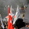 Người dân biểu tình sau hai vụ nổ bom. (Nguồn: Reuters)
