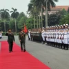 Thượng tướng Đỗ Bá Tỵ và Thiếu tướng Pehin Datu Pekerma Jaya Dato Paduka Seri Mohd Tawih Bin Abdullah duyệt đội Danh dự Quân đội nhân dân Việt Nam tại lễ đón. (Ảnh: Trọng Đức/TTXVN) 